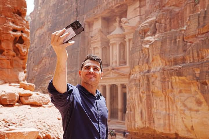 Iker Casillas découvre la magie de Pétra : le voyage d'une légende du football espagnol dans l'ancienne merveille de Jordanie